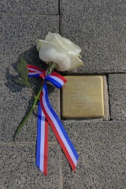 De stolperstein ter nagedachtenis aan Jozef Katan. Fotograaf: Coen Meeder