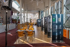 De opstelling van de tien panelen in de Stadsgehoorzaal Vlaardingen. 