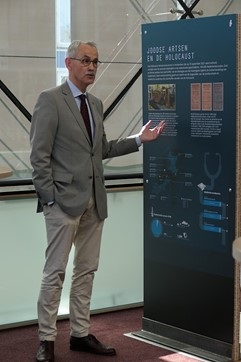 KNMG-voorzitter René Héman bij de opening in de Stadsgehoorzaal Vlaardingen. Fotograaf: Coen Meeder. 