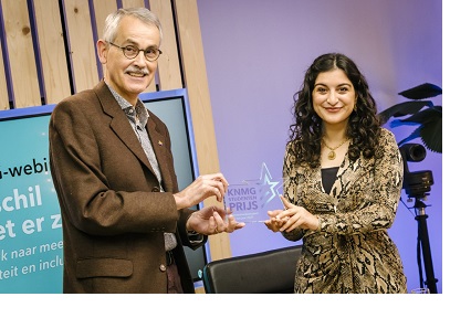 KNMG-voorzitter René Héman overhandigt de prijs aan winnaar Yara Dixon.