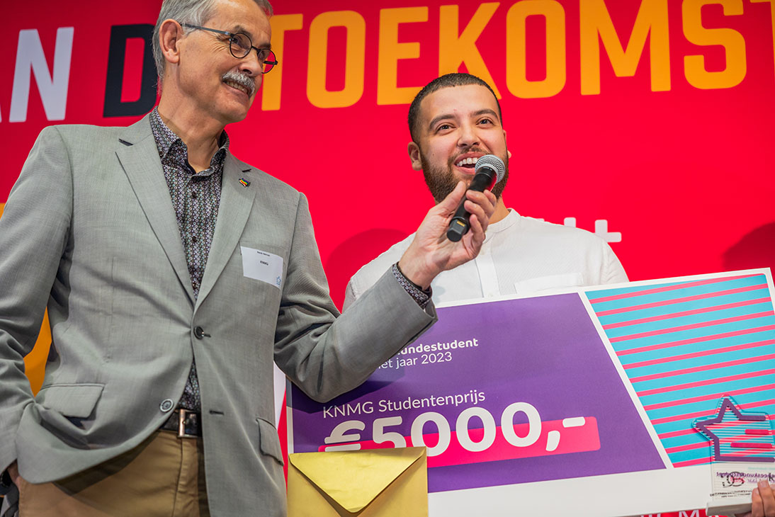 KNMG-voorzitter René Héman overhandigt de prijs aan winnaar Mohamed Badaou.