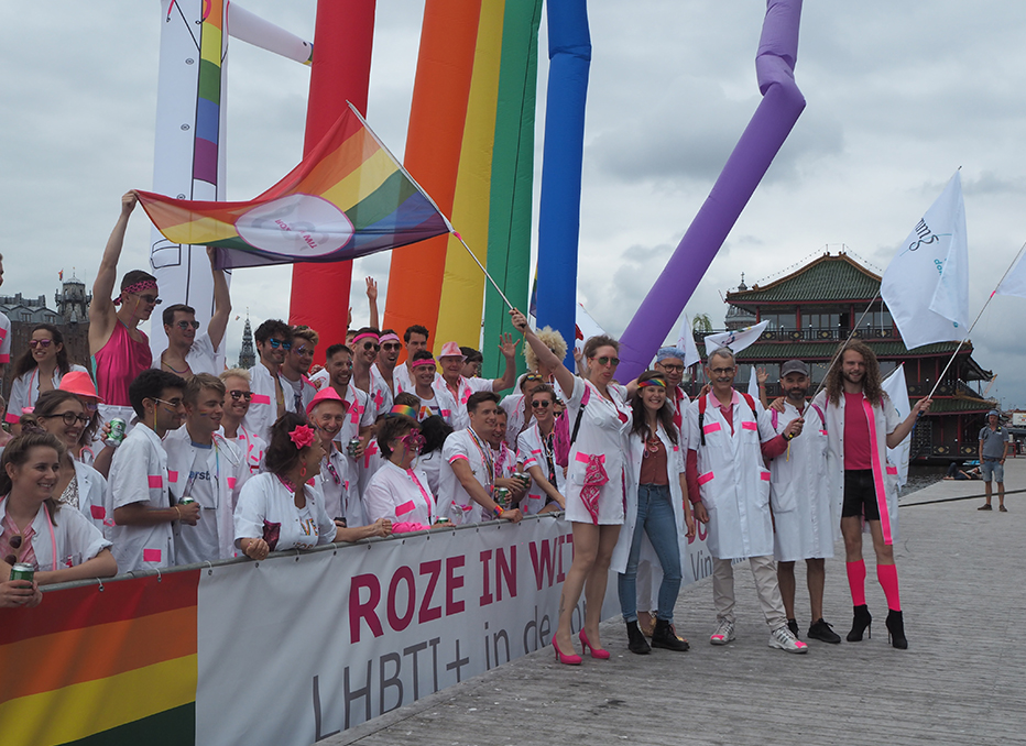 René Héman samen met organisatie RozeinWit tijdens Canal Pride 2019