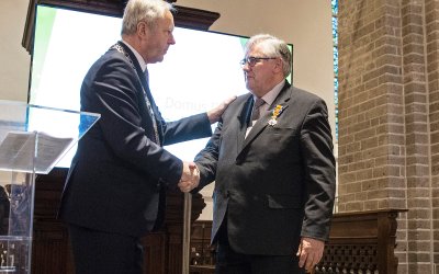 Mart van Lieburg ontvangt koninklijke onderscheiding uit handen van de burgemeester van Zwolle